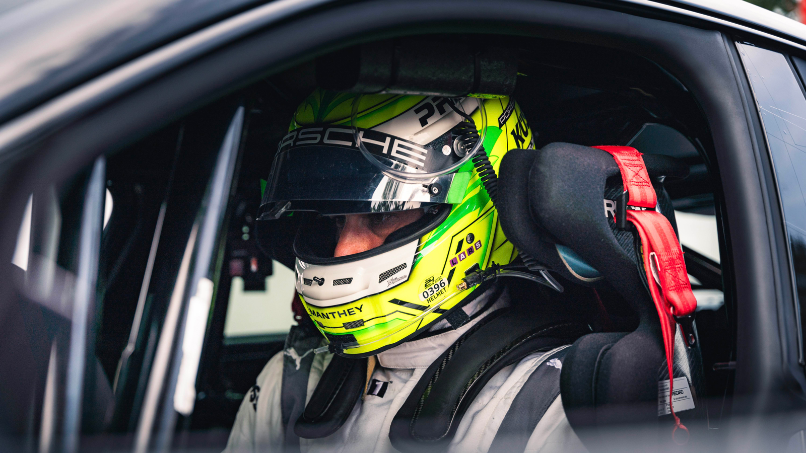 Chuyên gia lái thử Lars Kern ghi danh kỷ lục với Porsche Taycan tại Nürburgring