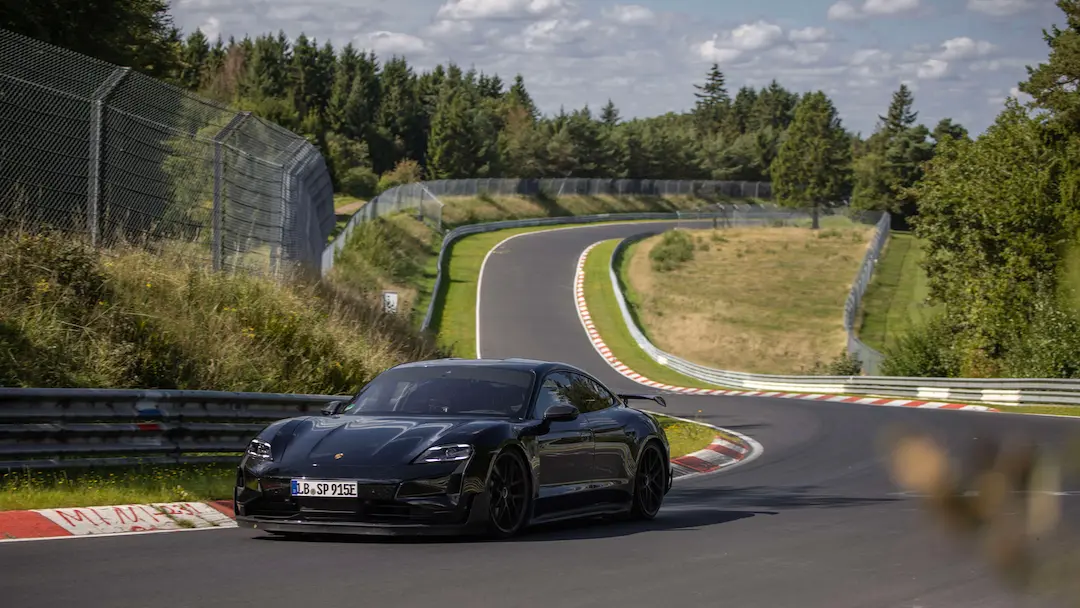 Porsche Taycan khiến Tesla Model S "hít khói toàn tập" trên đường đua Nürburgring