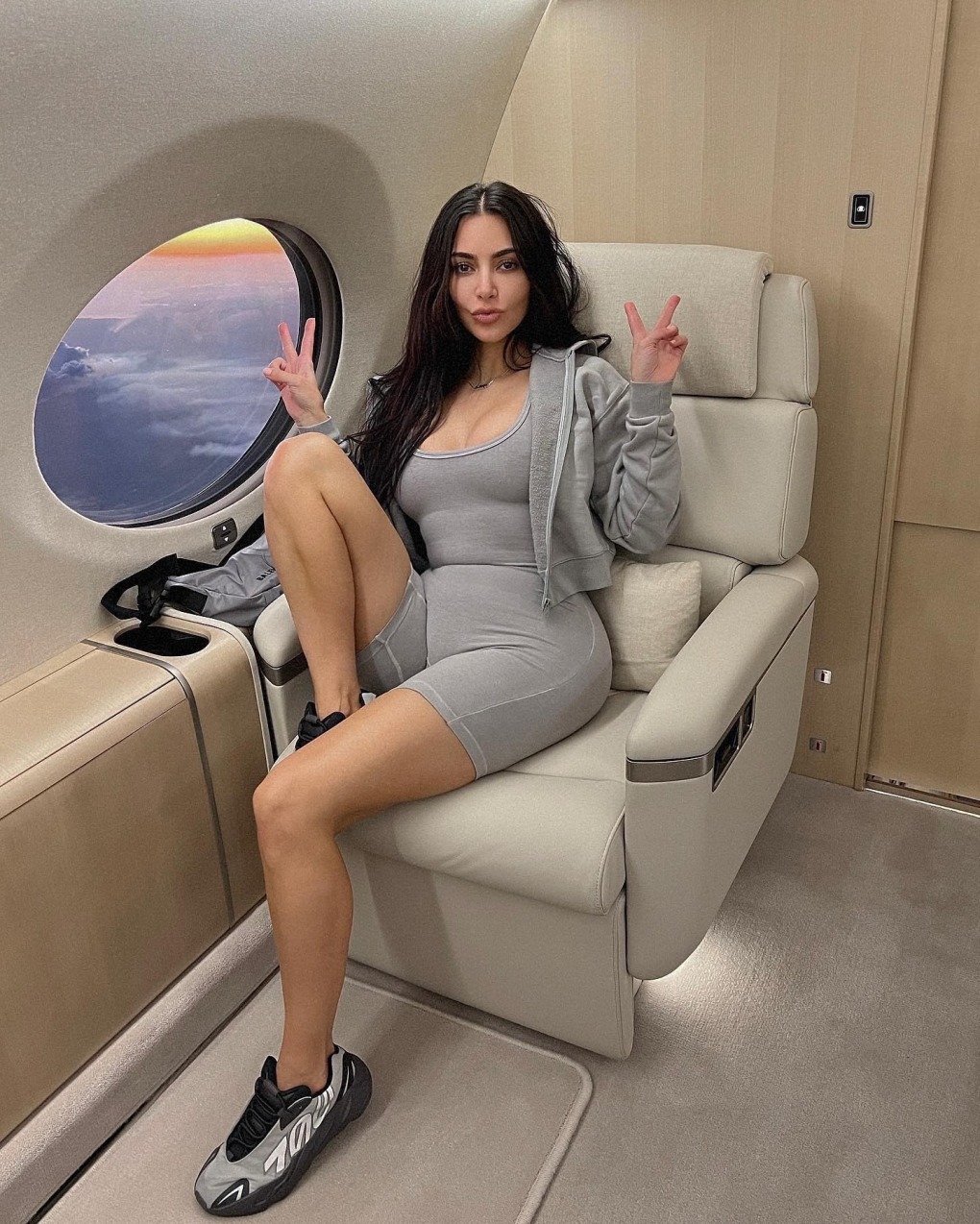 Có gì bên trong máy bay của Kim Kardashian với giá 150 triệu USD?