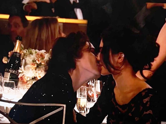 Kylie Jenner và Timothée Chalamet phát cẩu lương trong Quả Cầu Vàng 
