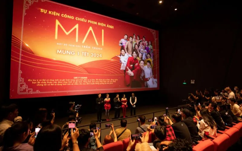 Nghệ sĩ Việt "lên đồ" lung linh tại thảm đỏ ra mắt phim Mai