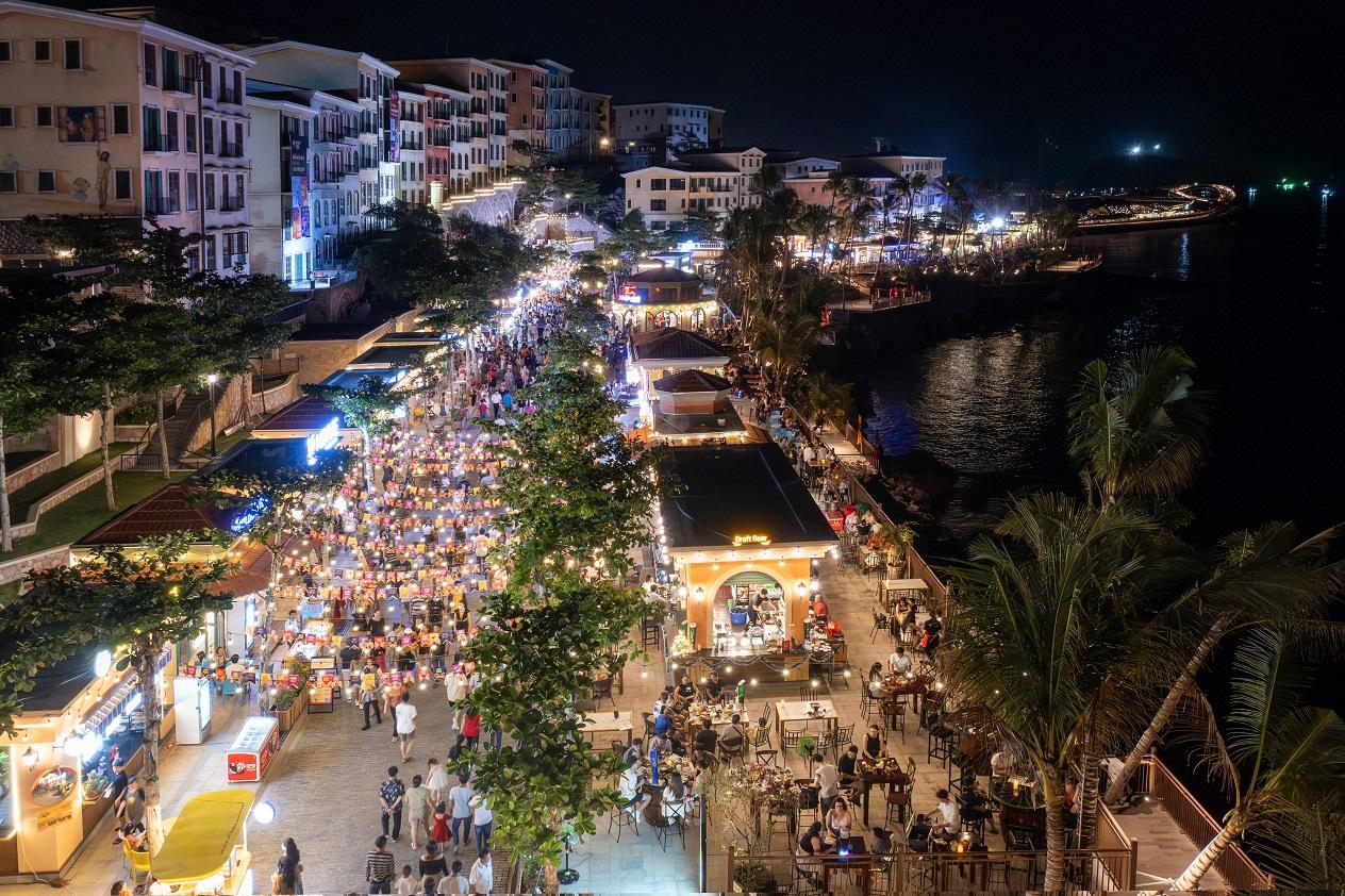 Có một chợ đêm bên biển Vui Phết tụ hợp du khách trong và ngoài nước