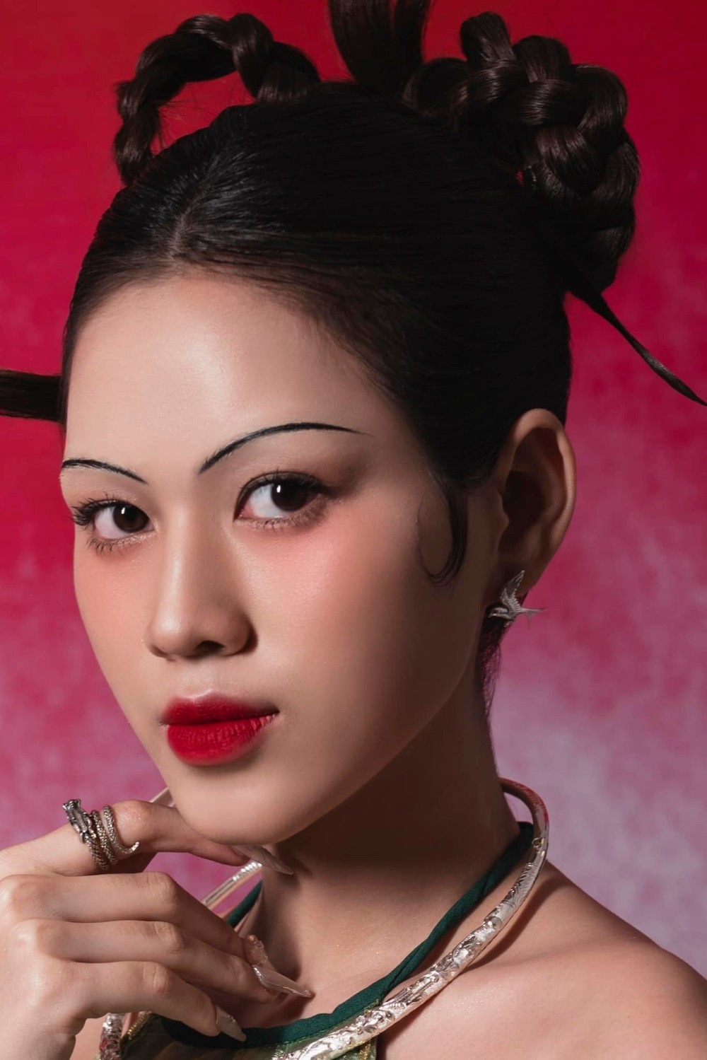 Hoa hậu Đỗ Thị Hà thử phong cách trang điểm lông mày siêu mảnh, trông ra sao?
