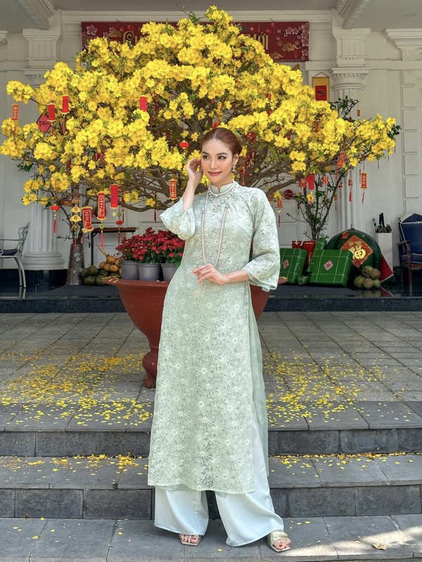 Sao Việt nô nức chọn áo dài Hà Thanh Huy du xuân