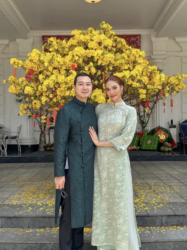 Sao Việt nô nức chọn áo dài Hà Thanh Huy du xuân