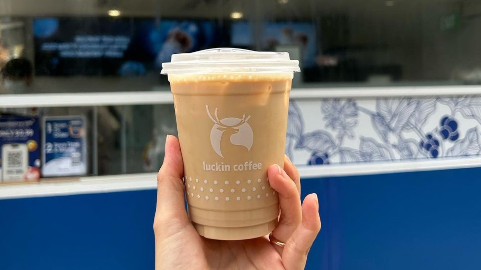 Cốc cà phê latte pha rượu Mao Đài của Luckin Coffee chỉ chứa 1 phần rượu rất nhỏ, lượng cồn khoảng 0,5%.