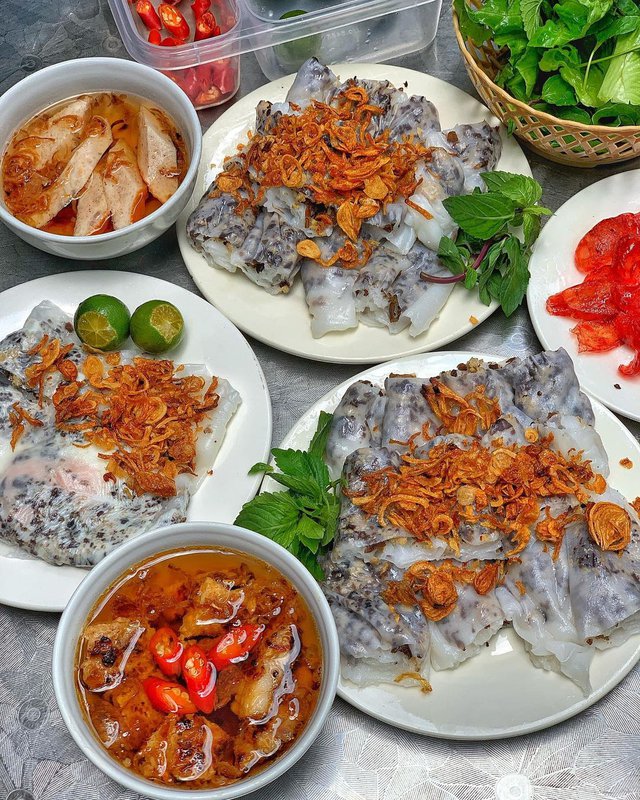 Khách Tây khen ngợi hương vị ẩm thực Việt Nam được bày bán đầy vỉa hè