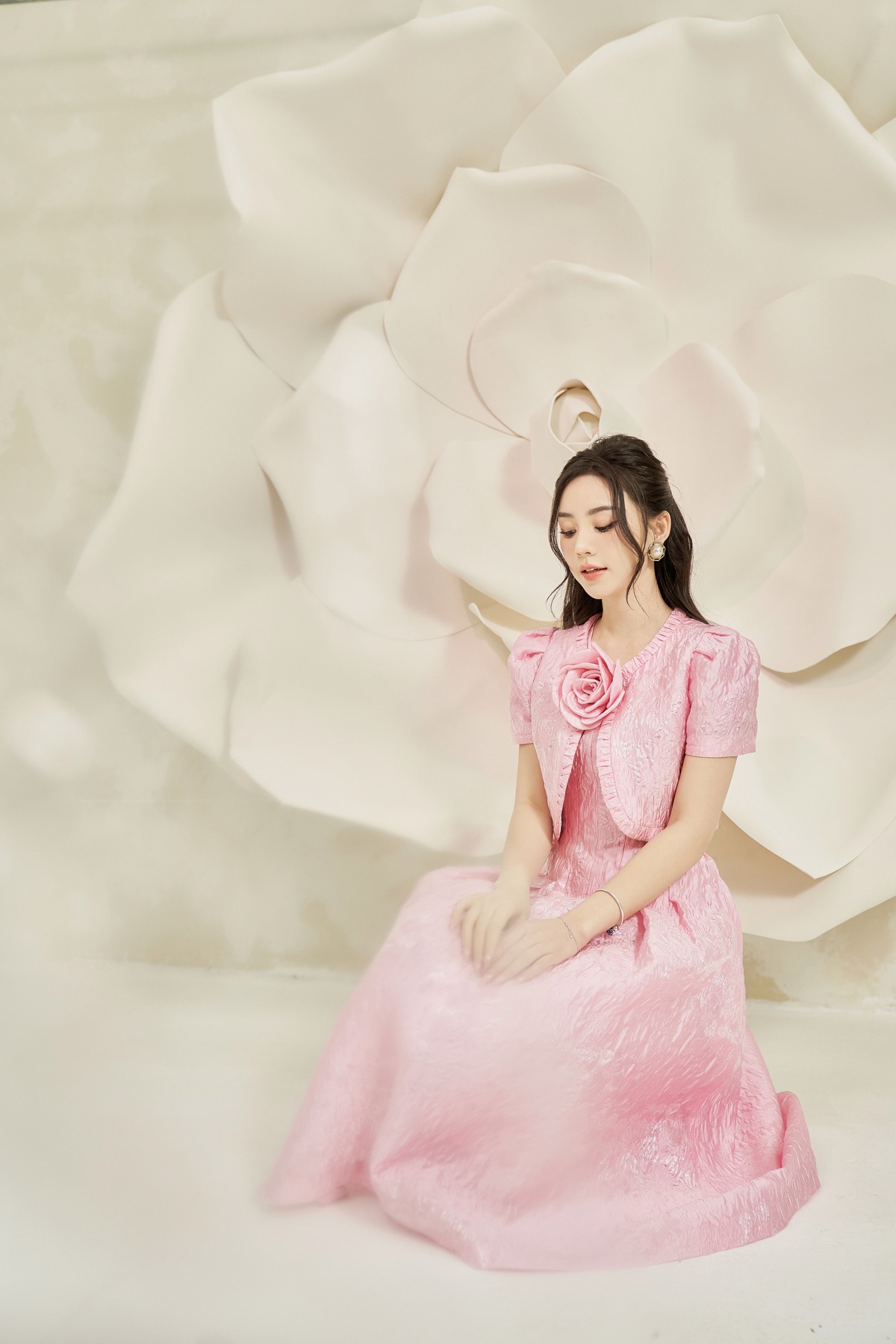 Diễn viên Quỳnh Kool thanh lịch và ngọt ngào với váy của SIXDO