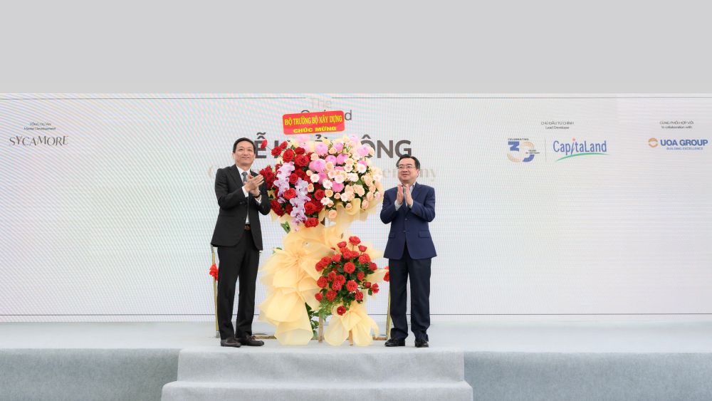 Bộ trưởng Bộ Xây dựng Nguyễn Thanh Nghị (phải) đến dự và tặng hoa cho lễ khởi công dự án Sycamore.