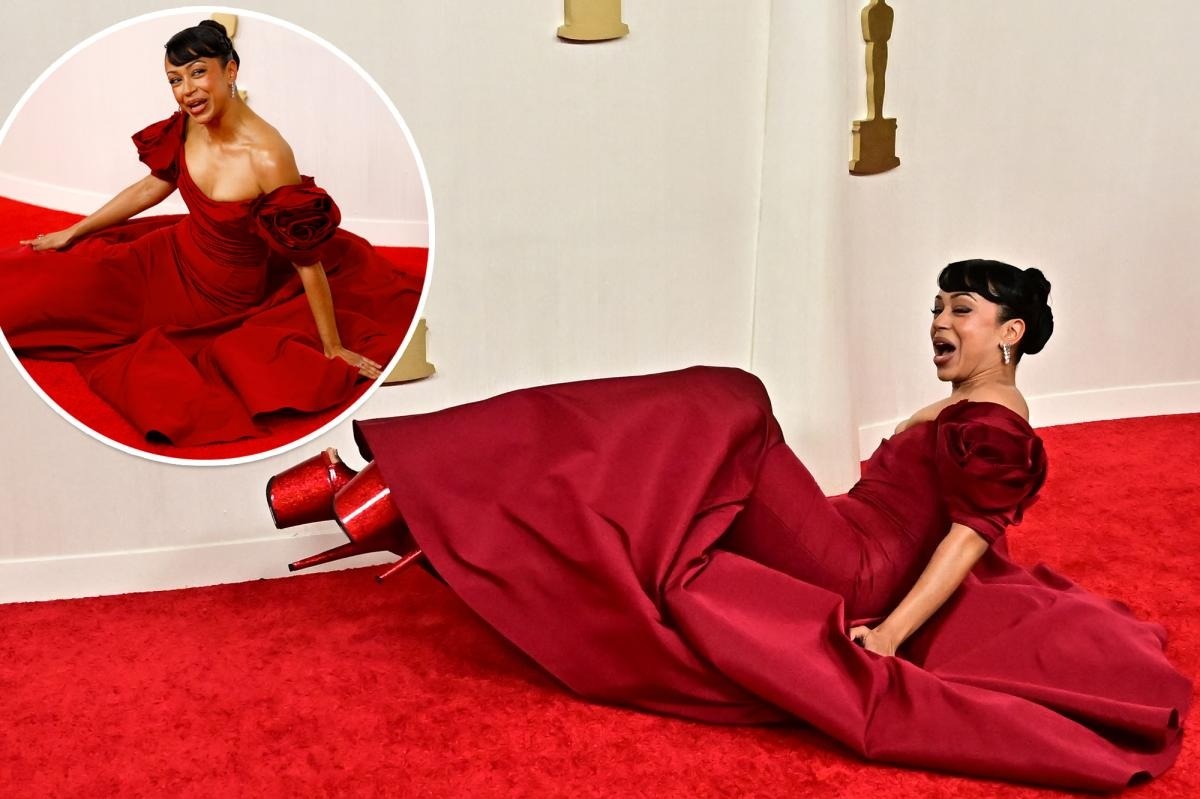 Đi giày cao 20cm, nữ diễn viên bị trượt ngã trên thảm đỏ Oscar 2024