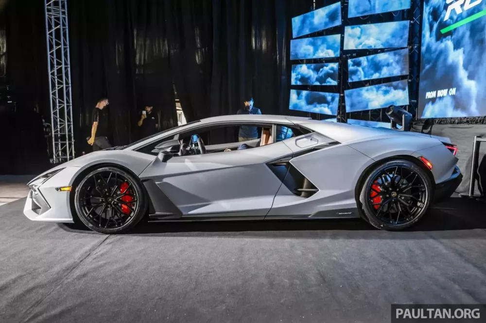 Siêu xe hybrid đầu tiên của Lamborghini lộ ảnh đã về Việt Nam, Minh "Nhựa" phấn khởi hẳn ra