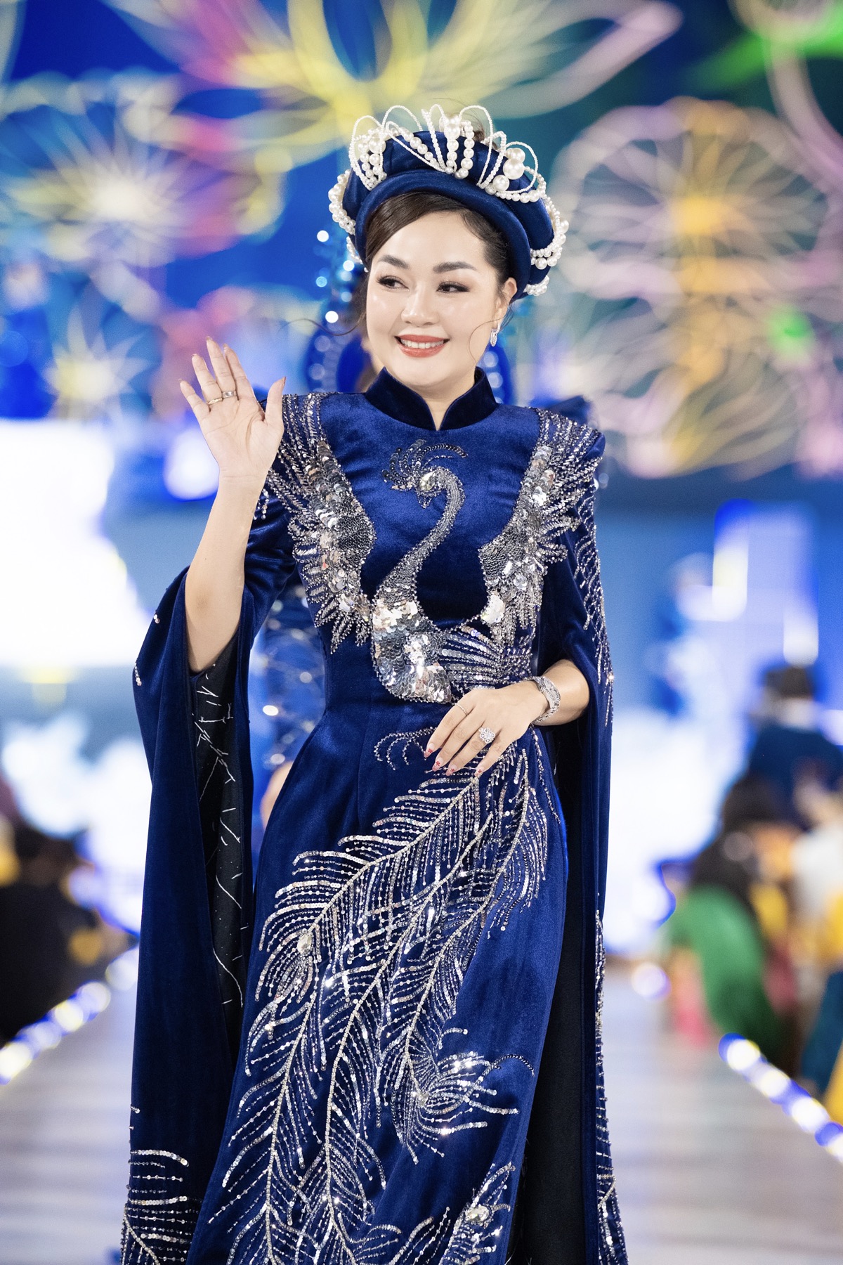 Hoa hậu Hoàng Thanh Nga trình diễn áo dài tại Lễ Hội Áo Dài 2024