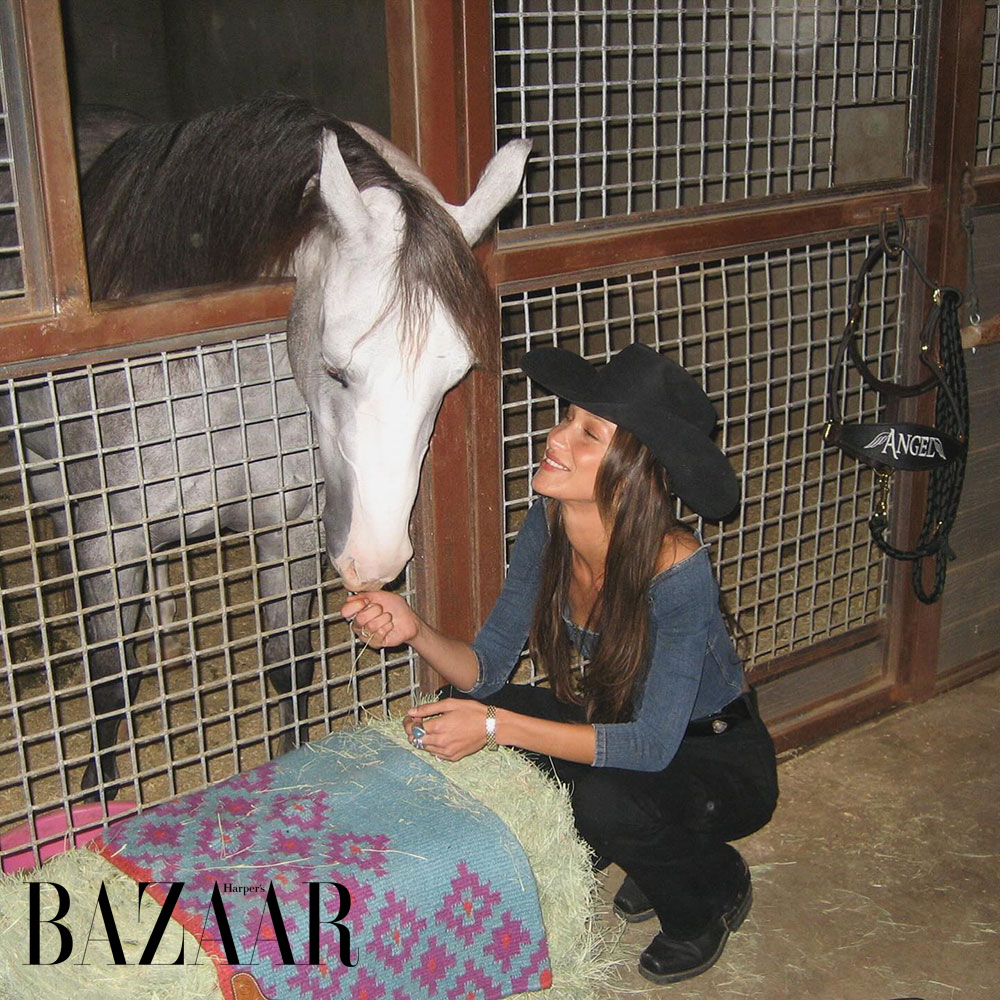 Bella Hadid lăng-xê phong cách cao bồi, lan tỏa tình yêu với ngựa