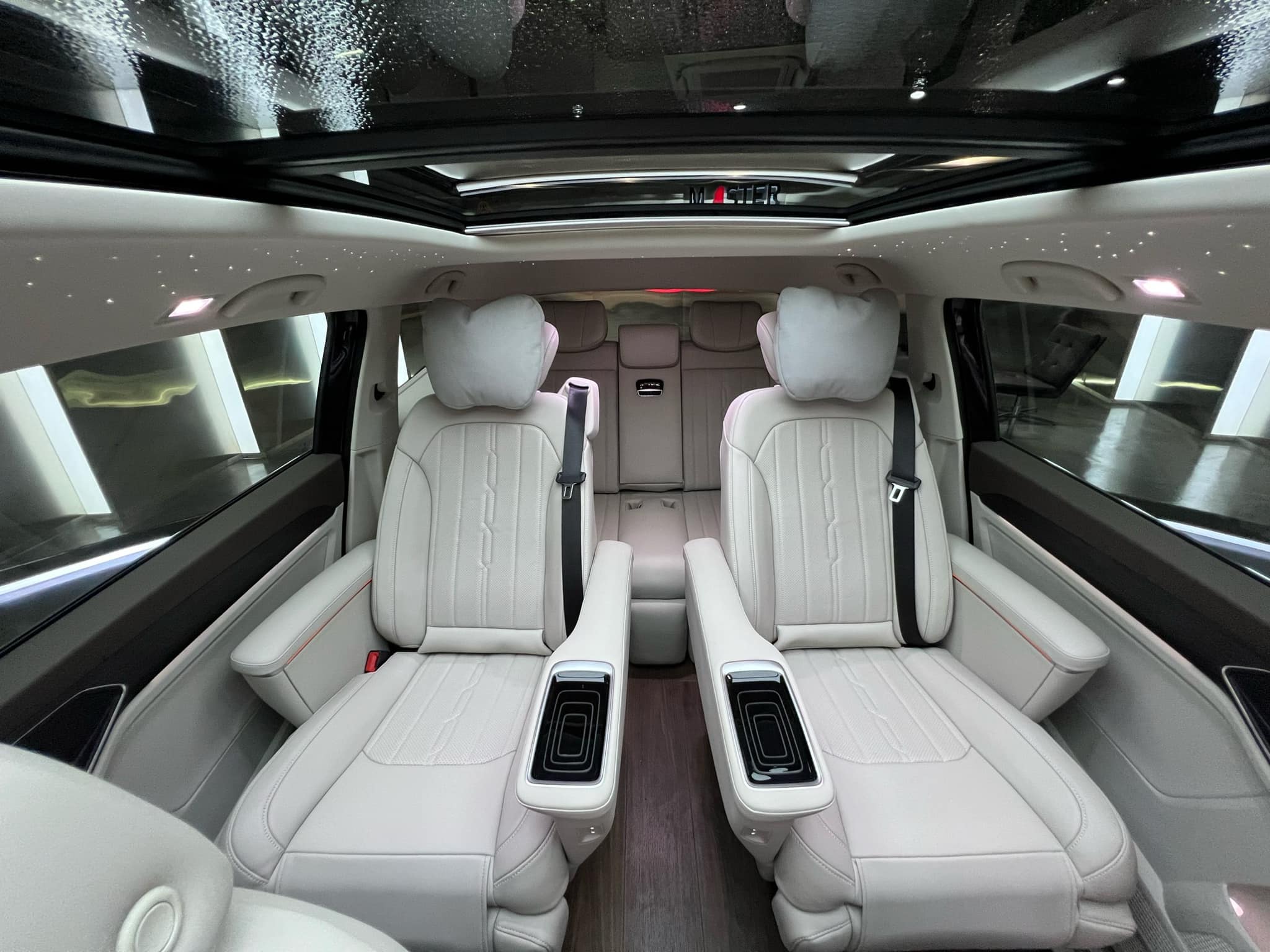 Trấn Thành sắm VW Viloran bản base nhưng có trang bị khủng hơn bản full: Ghế thương gia xoay 360 độ, sàn gỗ, trần sao kiểu Rolls-Royce