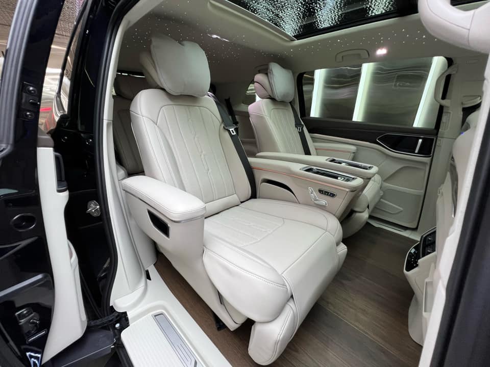 Trấn Thành sắm VW Viloran bản base nhưng có trang bị khủng hơn bản full: Ghế thương gia xoay 360 độ, sàn gỗ, trần sao kiểu Rolls-Royce