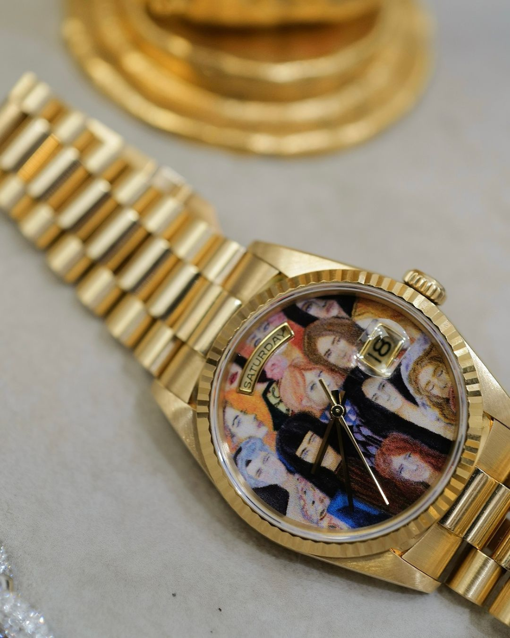 Nữ triệu phú Heart Evangelista vẽ tranh lên mặt đồng hồ Rolex