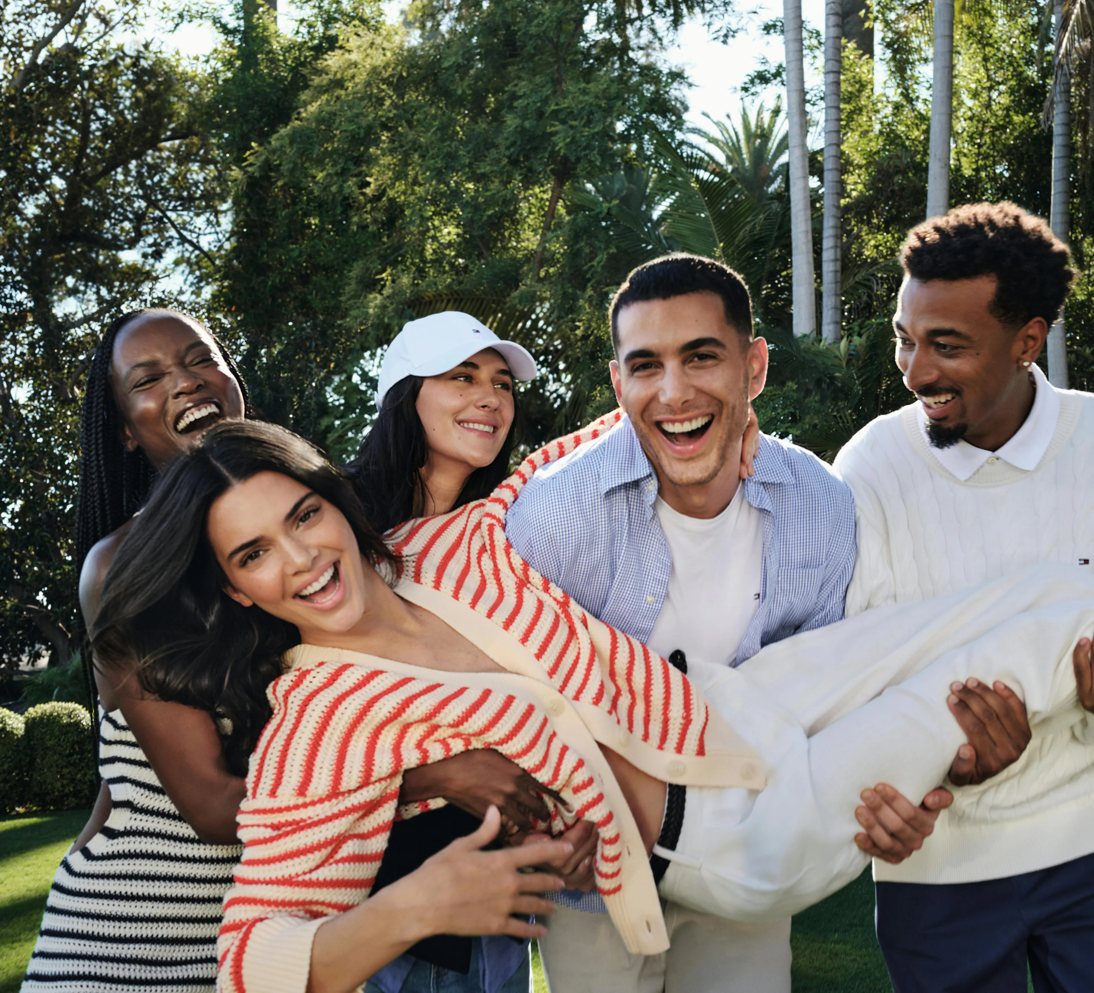 "Kendall Jenner và những người bạn" khuấy động chiến dịch xuân 2024 của Tommy Hilfiger