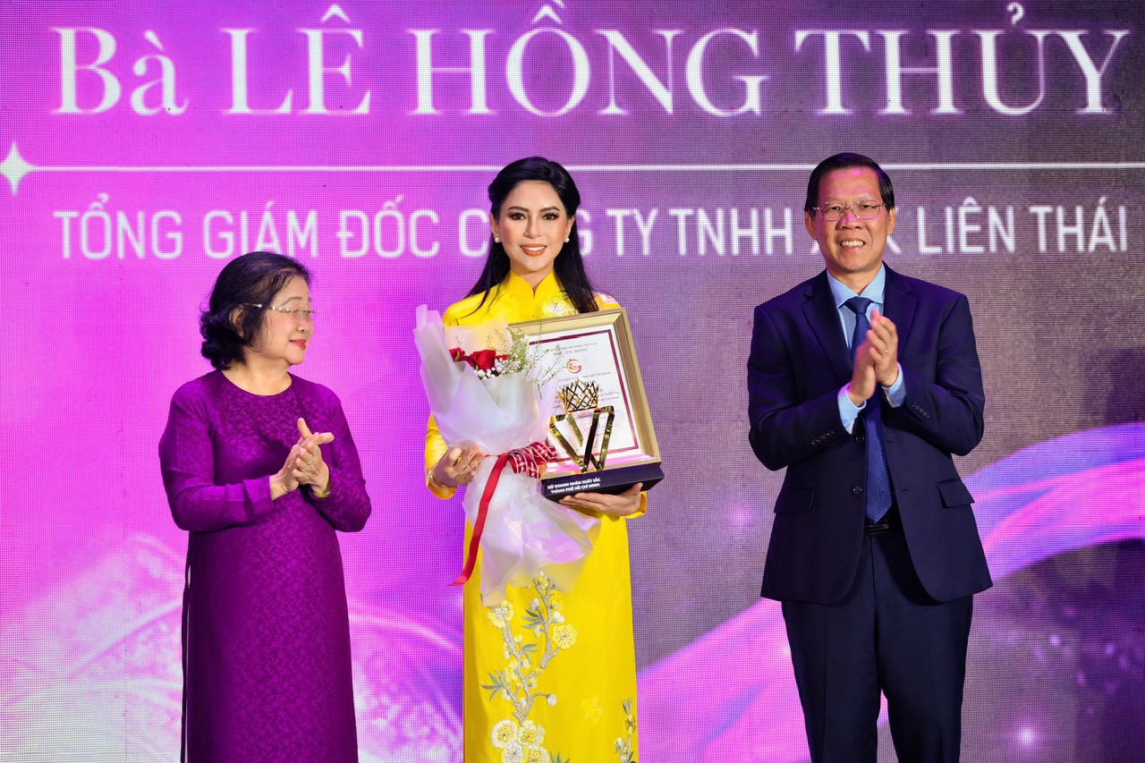 Bà Trương Mỹ Hoa và ông Phan Văn Mãi trao bằng khen cho doanh nhân Lê Hồng Thủy Tiên