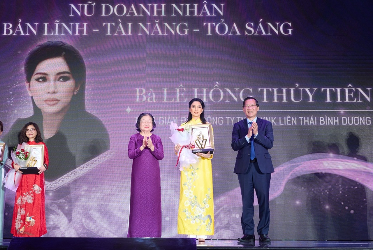 Bà Trương Mỹ Hoa và ông Phan Văn Mãi trao bằng khen cho doanh nhân Lê Hồng Thủy Tiên