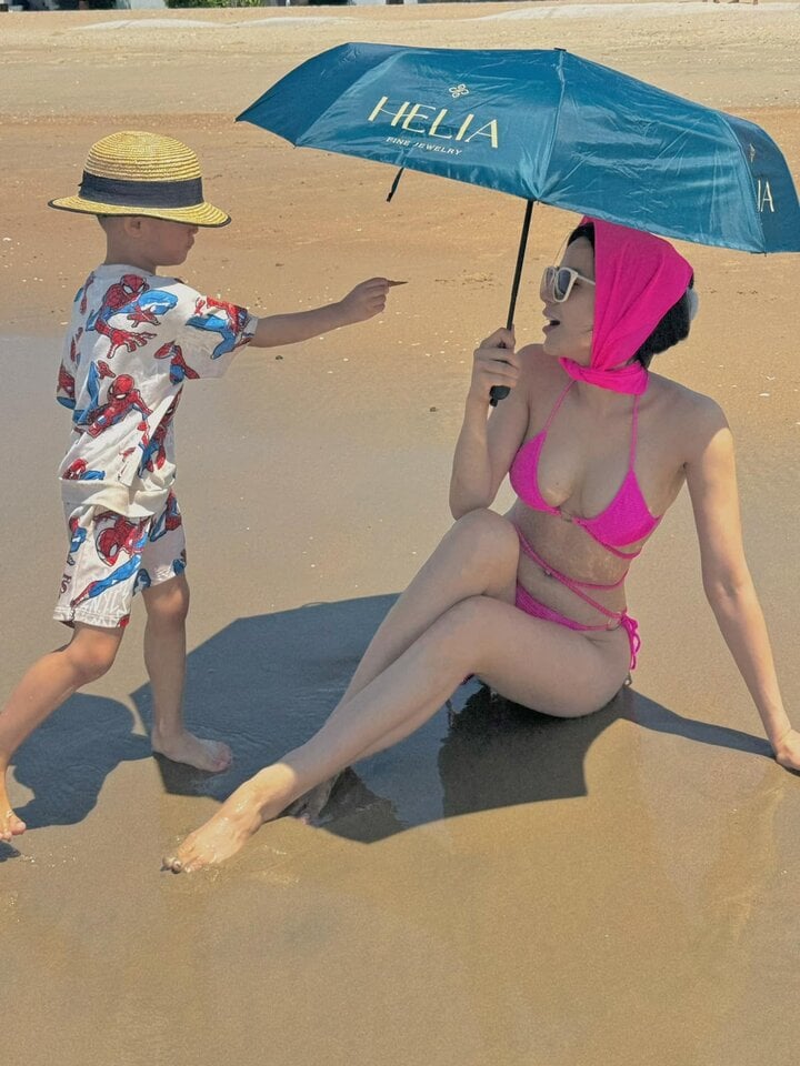 "Mẹ hai con" Diệp Lâm Anh khoe dáng nuột nà với bikini