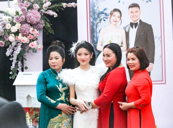 Đám cưới cầu thủ Quang Hải