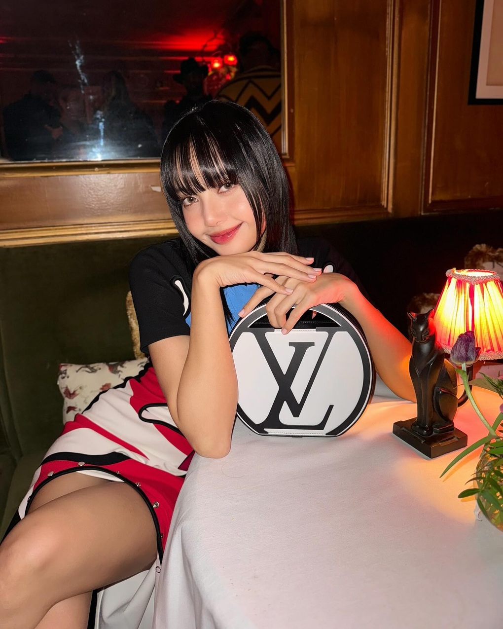 Lisa diện trang phục Louis Vuitton