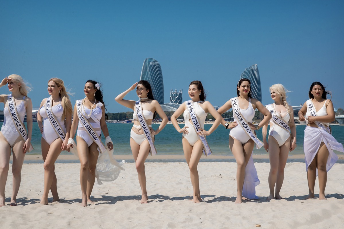 Hoa hậu Ngọc Trang thả dáng với bikini cùng dàn thí sinh Mrs Globe 2024