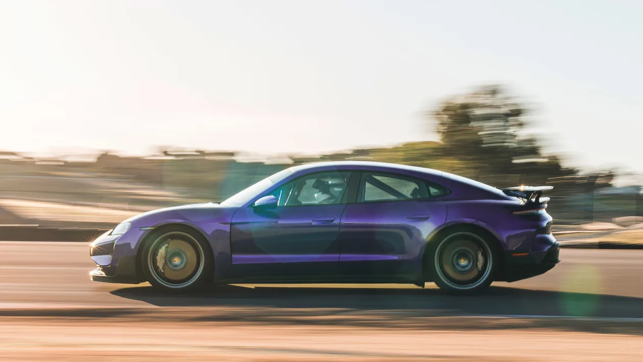 'Cơn lốc' Porsche Taycan Turbo GT của làng xe điện: 2,2 giây tăng tốc từ 0-100 km/h