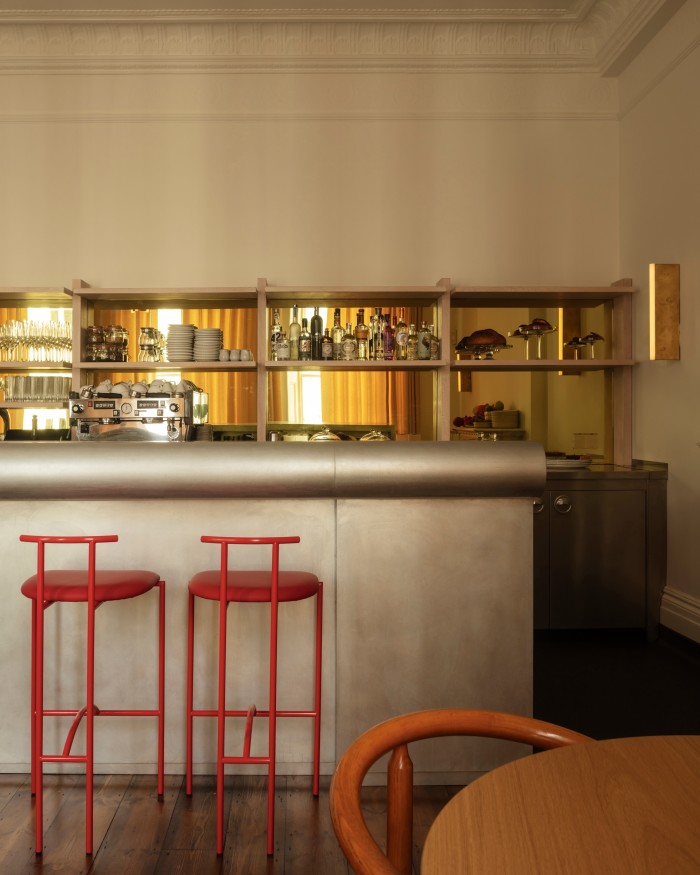 House Of Luxe: Những căn bếp đơn giản với trang trí crom, kẽm và thép