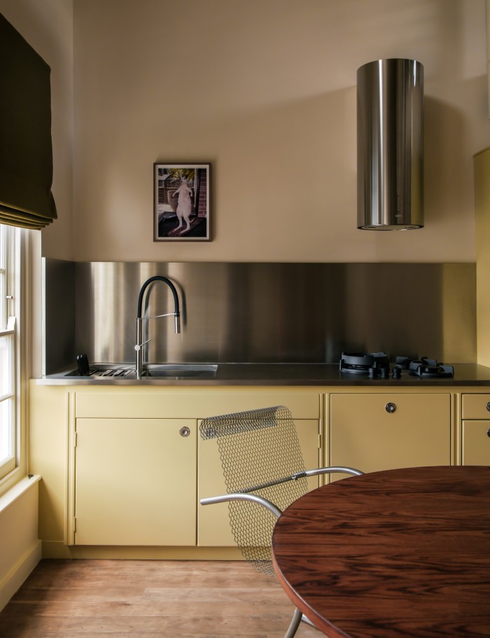House Of Luxe: Những căn bếp đơn giản với trang trí crom, kẽm và thép