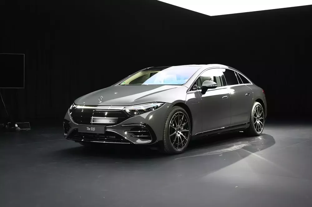 Ra mắt Mercedes-Benz EQS 2025 với thiết kế giống xe xăng hơn, phạm vi di chuyển tăng 82 km