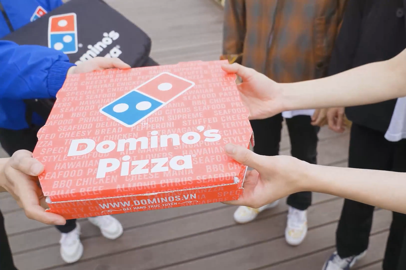 Johnathan Hạnh Nguyễn khai trương cửa hàng Domino’s Pizza .