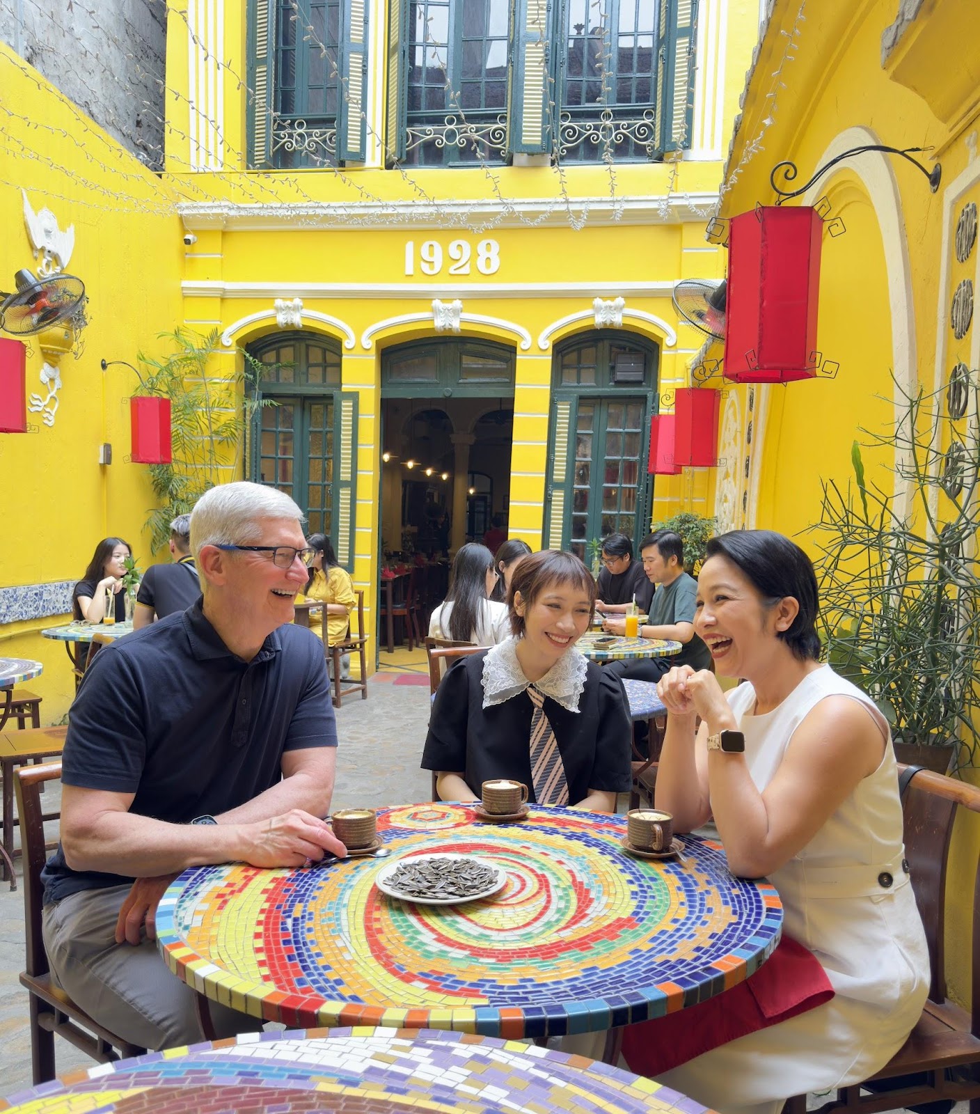 Tìm danh tính quán cà phê trứng CEO Tim Cook ngồi uống với Mỹ Linh.