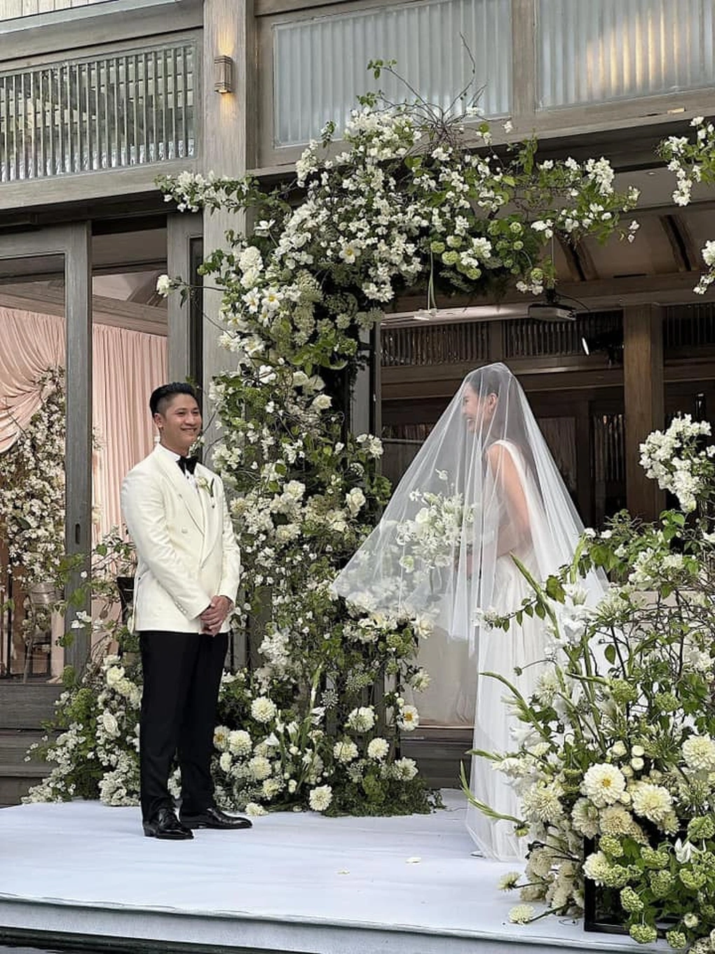 Đám cưới Cao Thiên Trang thay 4 chiếc váy cưới, Minh Tú xúc động