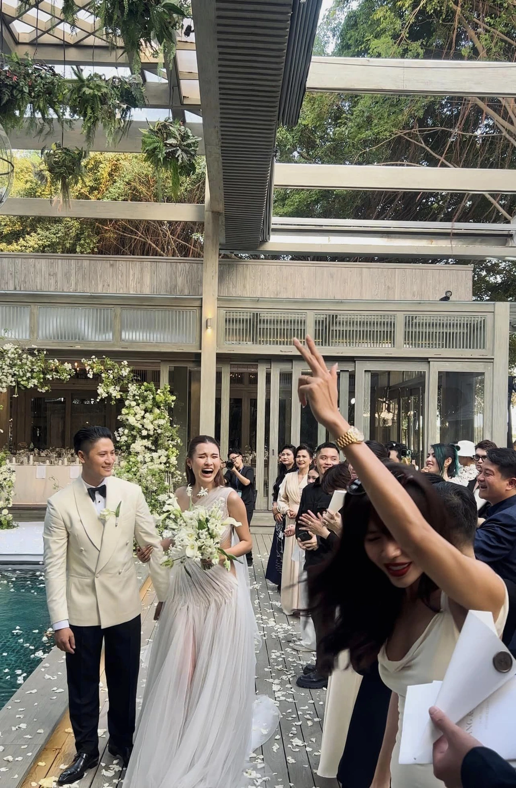 Đám cưới Cao Thiên Trang thay 4 chiếc váy cưới, Minh Tú xúc động