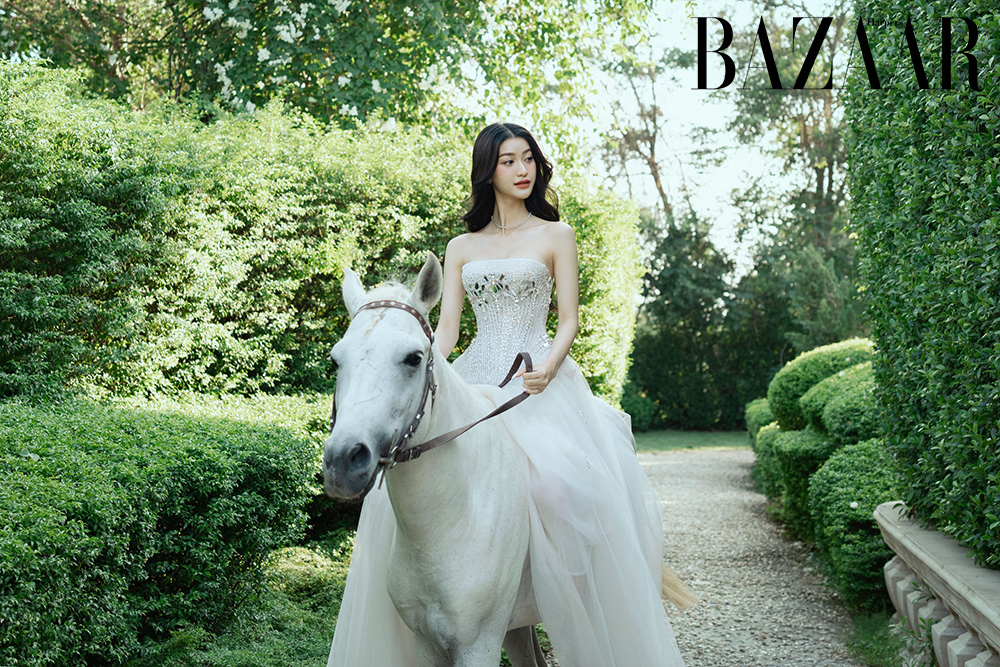 Nhan sắc mỹ nhân Hoàng Ngân hóa công chúa cổ tích bên ngựa trắng