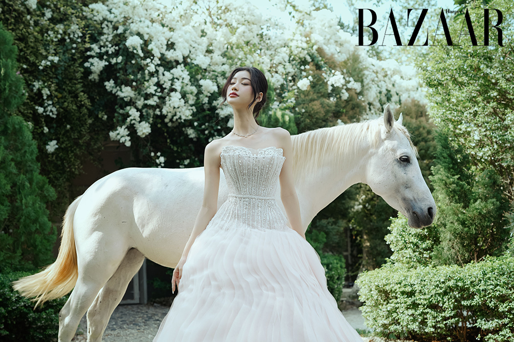 Nhan sắc mỹ nhân Hoàng Ngân hóa công chúa cổ tích bên ngựa trắng