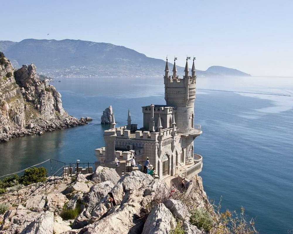 Choáng ngợp vẻ đẹp lâu đài Tổ Yến chênh vênh trên vách đá
