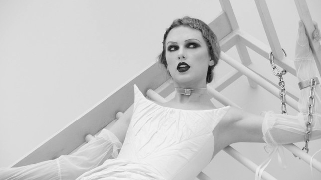 MV Fortnight của Taylor Swift với gam màu đen trắng