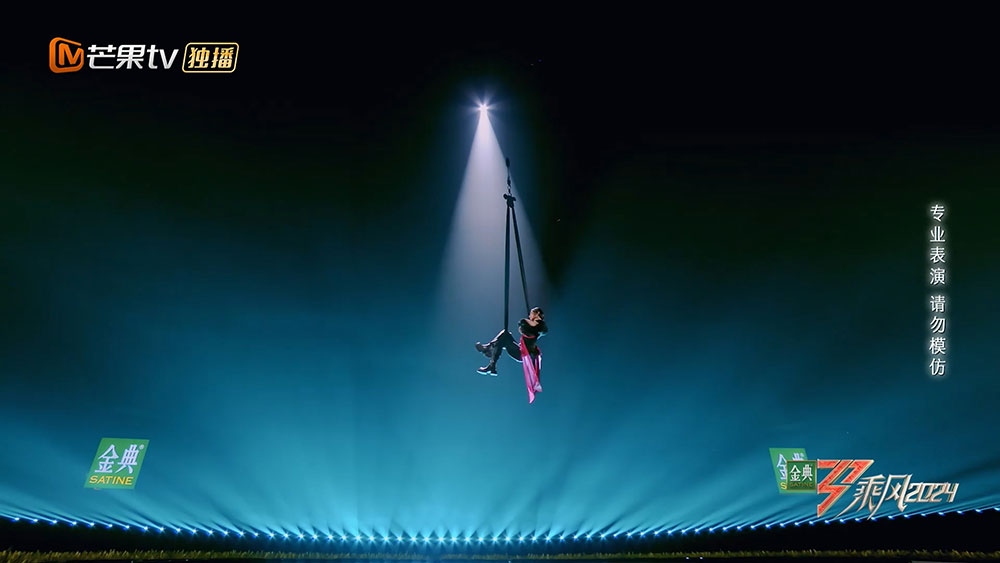 Suni Hạ Linh đu dây cao 10m trên sân khấu Đạp Gió 2024