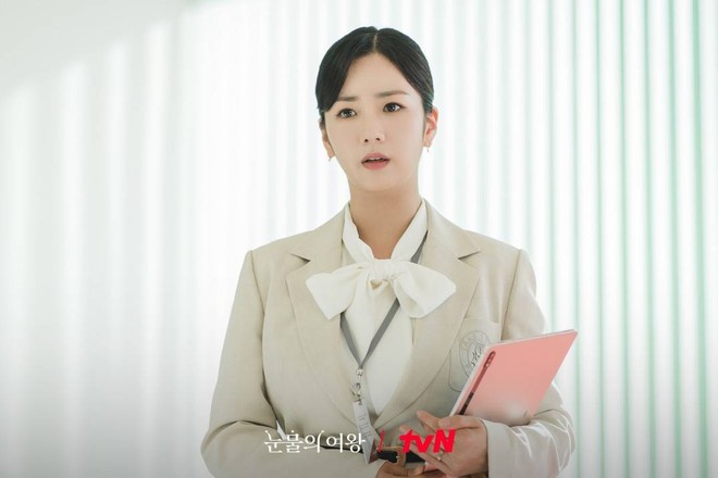 2 nữ phụ mặc đẹp không kém Kim Ji Won trong "Queen of Tears"