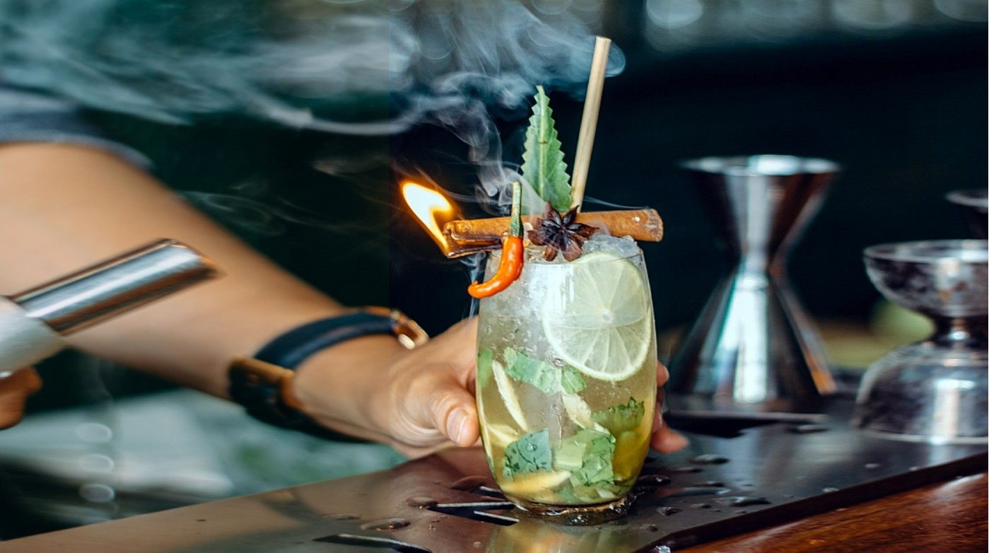 Đến TPHCM thưởng thức cocktail phở khói lửa độc đáo