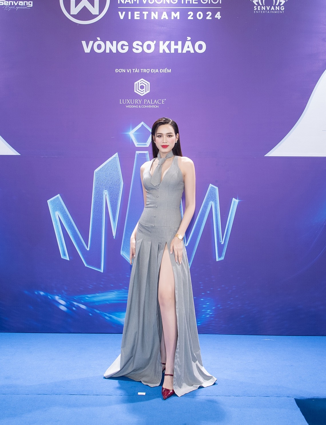 Đỗ Hà trưng trổ đôi chân đẹp nhất làng Hoa hậu, nhan sắc "cực cuốn" khi làm giám khảo Mr World Vietnam